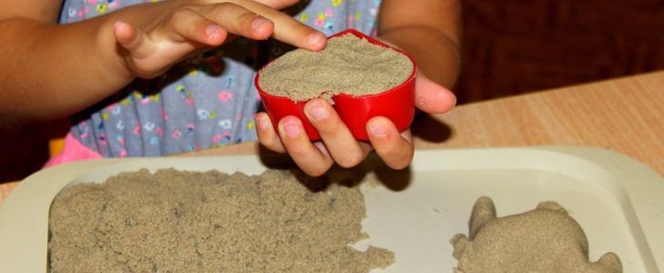 Kinetic Sand är en sorts leksand som bjuder på rolig sinnesstimulering